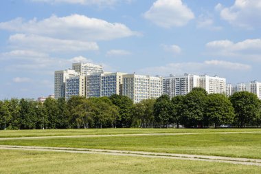 Şehir mimarisi, panorama konut kompleksi. Bulutlar, ağaçlar ve yol ile yeşil çim gökyüzü.