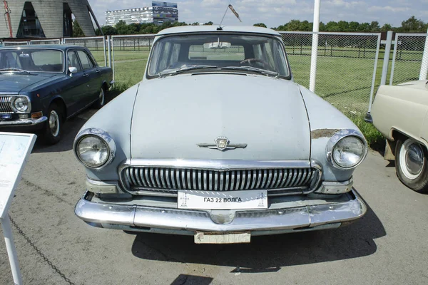 Exposition de voitures rétro de l'ère soviétique près de la tour Ostankino , — Photo