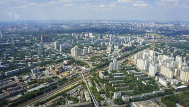 Yaz aylarında büyük şehrin en iyi görünümü. Cityscape ve mavi gökyüzü, binalar grupları kentsel Panoraması.