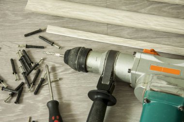 İç onarım. Yer süpürgelik tahtaları yüklenmesi için hazırlık