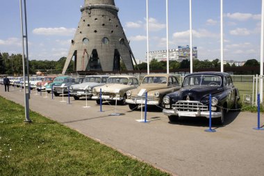 Sovyet dönemi retro araba Sergisi Ostankino Kulesi yakınındaki,
