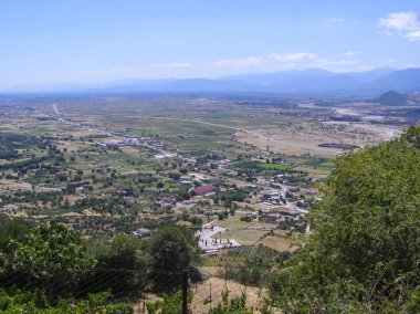 Dağ silsilesi üstündeki gözlem güverteden Panorama görünüm.