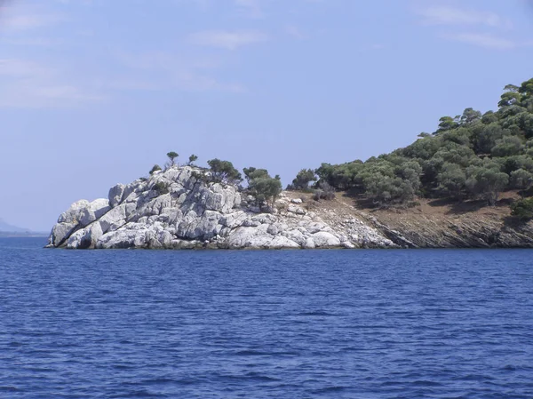 Hermoso paisaje natural soleado día de verano. Panorama de una isla de piedra entre el mar , —  Fotos de Stock