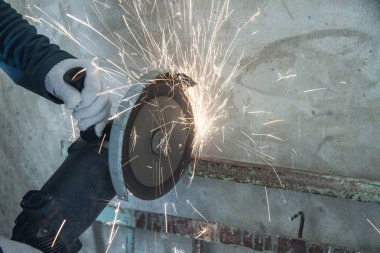 İş kapalı onarın. Açı değirmeni testere metal.