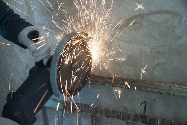 Trabajos de reparación en interiores. Sierras de amoladora angular Metall . — Foto de Stock