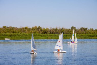 Volga Nehri üzerinde yaz aylarında Yelkenli tekneler