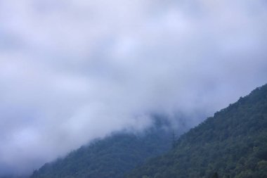 Kubonlar sezonunda dağlarda Panorama.