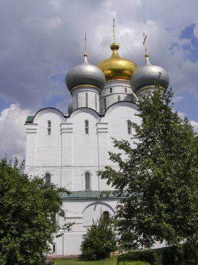 Güneşli günün Domes Novodevichy Ortodoks Hıristiyan manastırı