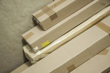 Sevkiyat için Paketli etiketleri ile çeşitli karton kutular.