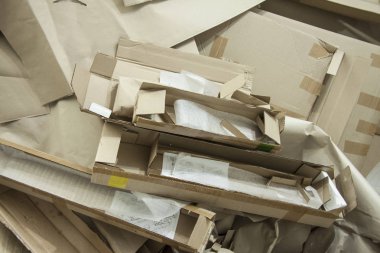 Çeşitli karton kutular. Atık üretimi. Kağıt ambalaj.