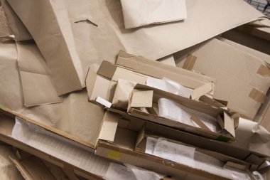 Çeşitli karton kutular. Atık üretimi. Kağıt ambalaj.