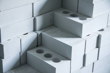 Kavramsal geometrik arka plan. Bauhaus tarzı. Gölge ile beyaz tuğla adımlar.