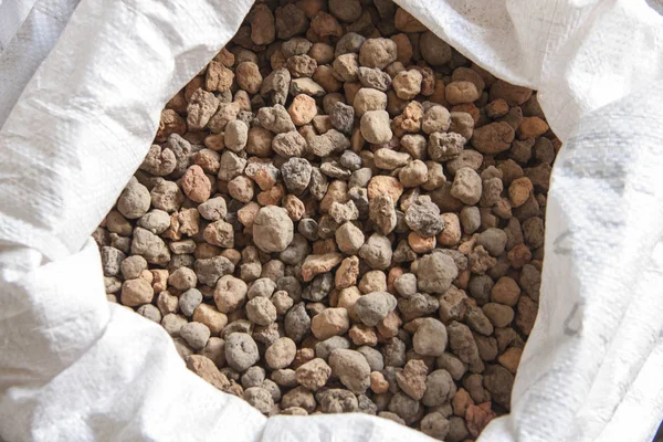 İnşaat için doğal mineral. Bir çanta yakın çekim genişletilmiş kil çakıl.