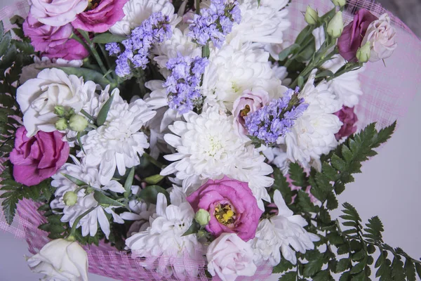 Ein moderner, schöner Blumenstrauß auf violettem Hintergrund. — Stockfoto