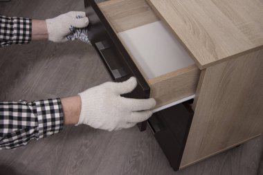 Odadaki mobilyaların onarımı ve kurulumu.