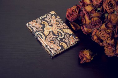 Karanlık bir arka plan üzerinde romantik kapak kompozisyonu. Sembol üzüntü ve bellek.