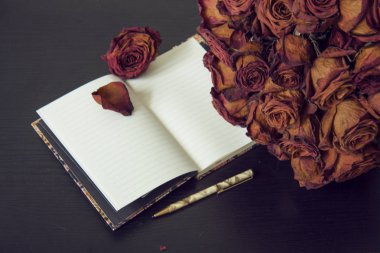 Karanlık bir arka plan üzerinde romantik kapak kompozisyonu. Sembol üzüntü ve bellek.