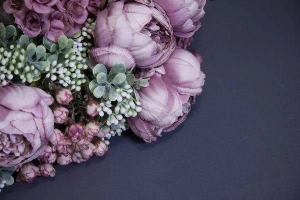 Ramo de peonías rosadas sobre un fondo oscuro . — Foto de Stock