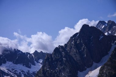 Kafkas dağlarının yatay güzel panoraması.