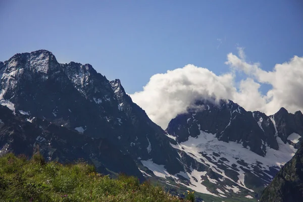 Horizontal schöne Aussicht auf die Kaukasusberge. — Stockfoto