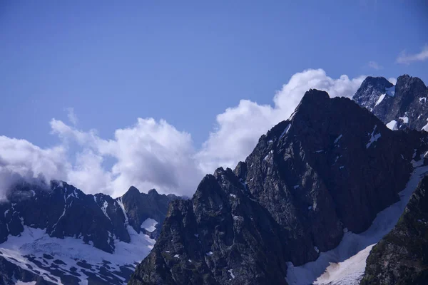 Horizontal schöne Aussicht auf die Kaukasusberge. — Stockfoto