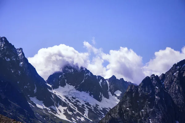 Horizontal schöne Aussicht auf die Kaukasusberge. — Stockfoto