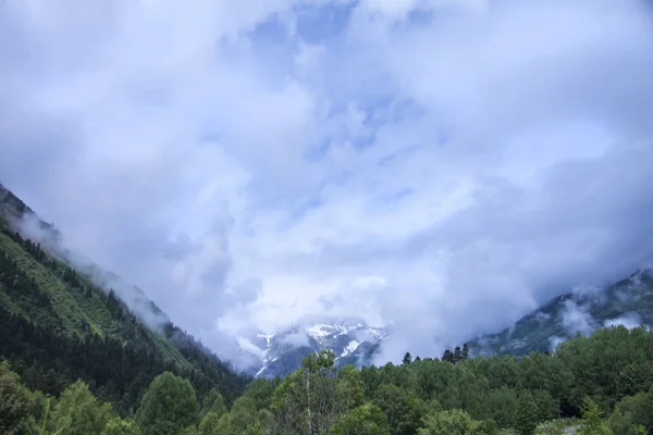 Wunderschönes Panorama der Kaukasusberge. Gipfel des Gebirges ist in Nebel gehüllt. — Stockfoto