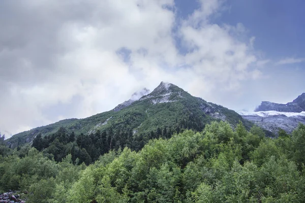 Wunderschönes Panorama der Kaukasusberge. Gipfel des Gebirges ist in Nebel gehüllt. — Stockfoto