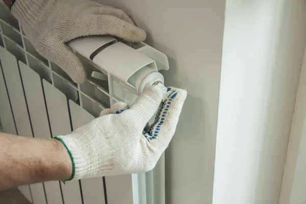 Reparação do sistema de aquecimento no quarto . — Fotografia de Stock