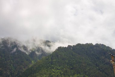 Kafkas dağlarının güzel panoraması. Sıradağların zirvesi sisle kaplı.