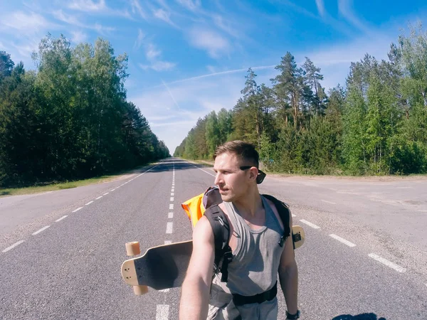 Selfie utazó, utazás longboard — Stock Fotó