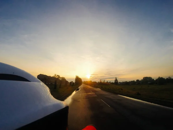 Por do sol atrás do ciclista , — Fotografia de Stock