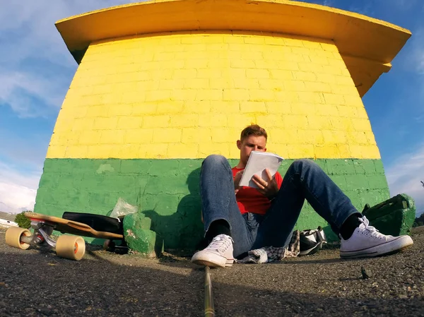 O cara está descansando e fazendo um registro em seu diário , — Fotografia de Stock