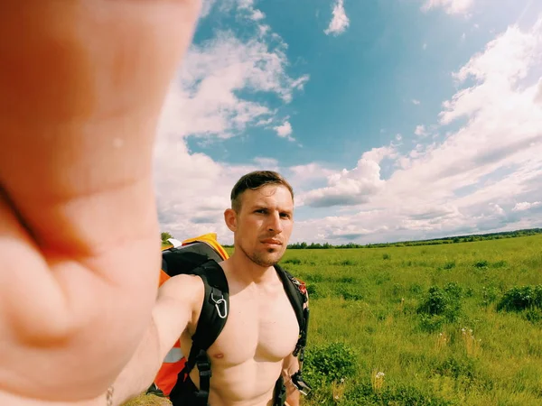 Utazási selfie, guy utazás a természetben egy forró napon, — Stock Fotó