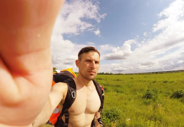 Utazási selfie, guy utazás a természetben egy forró napon, — Stock Fotó