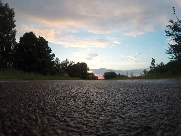 Fecho de asfalto molhado no fundo por do sol , — Fotografia de Stock