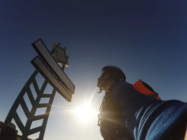 Jinete mira el signo, el cielo azul y el sol brillante , — Foto de Stock