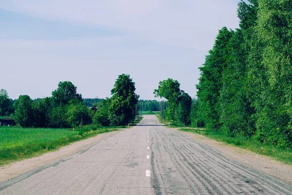 A estrada rural vai embora à distância , — Fotografia de Stock