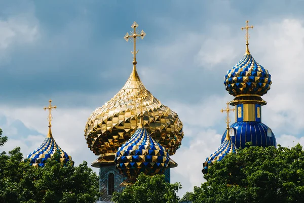 Текстурованою купол християнської Церкви на тлі драматичних небо, — стокове фото