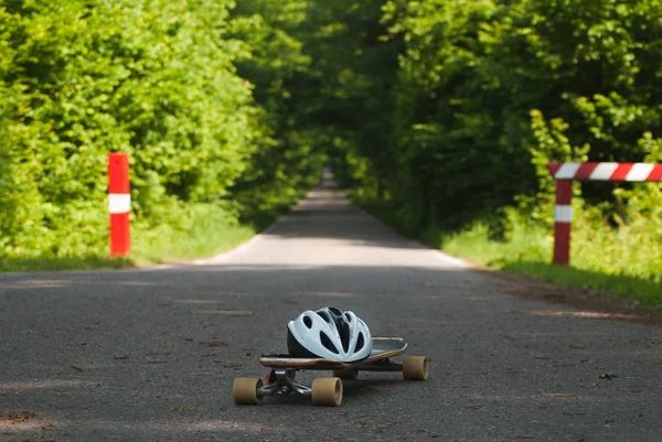 Drogi leśne, deskorolka i kask, — Zdjęcie stockowe