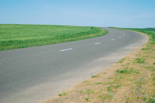 A estrada vai além do horizonte , — Fotografia de Stock