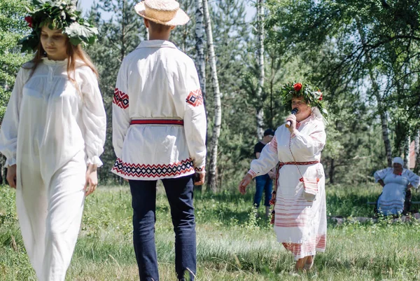 村のコミューン、ベラルーシ-7 月 15、2018 年に民族衣装でリード, — ストック写真