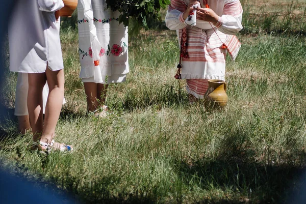 Gemeente dorp, Wit-Rusland-juli 15, 2018, folk vakantie van zeemeerminnen, meisjes in traditionele kleding, — Stockfoto