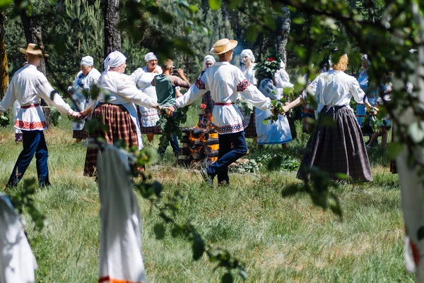 Villaggio comune, Bielorussia-15 luglio 2018, danza rotonda intorno al fuoco, festa popolare delle sirene , — Foto Stock