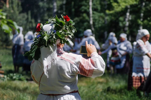 Une femme avec une couronne dans une robe traditionnelle , — Photo