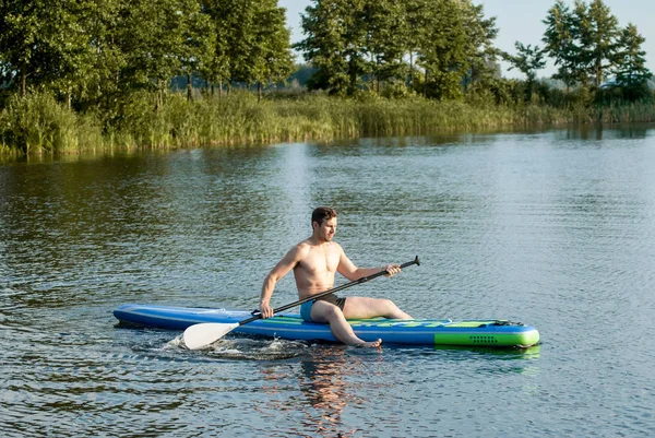 Sap tahta üzerinde oturan bir adam,