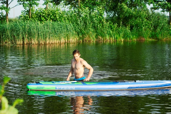 Een man oefenen met Sap Board, — Stockfoto