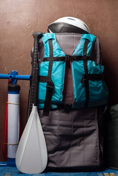 Dava, mavi can yeleği ve beyaz raket Pano sup,