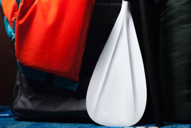 Turuncu can yeleği ve beyaz yakın çekim kürek durumunda, Yönetim Kurulu sup