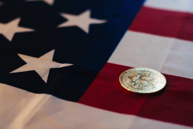 Bitcoin altın ve Amerika Birleşik Devletleri bayrağı,
